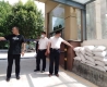 住房保障中心工作人员防汛期间对小区进行巡查