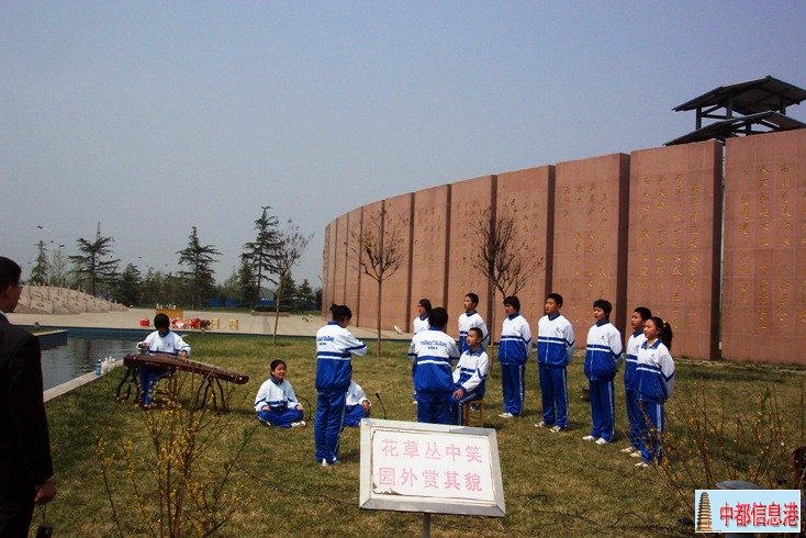 汶上实验中学师生在汶上文化广场排练《孔子》