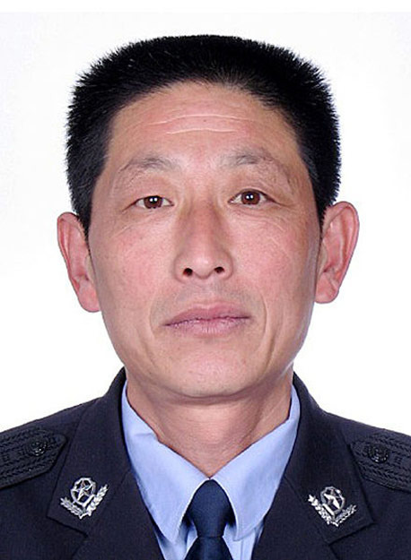泰安“1·04”持枪杀人案殉职民警：齐洪海，男，汉族，1962年4月出生，中共党员，山东省泰安市人，生前任泰 ...