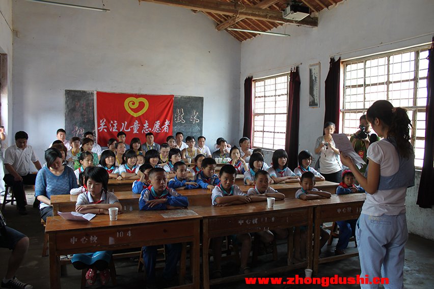 庆“六一”暨关爱儿童志愿者帮扶捐赠仪式在汶上县次丘中心小学举行