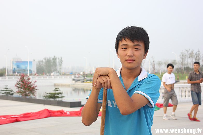 汶上中都文苑广场上的帅哥