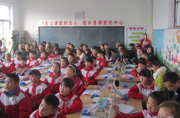 市教科院与县教研室联合举办小学“名师送课”“联片教研”的活动