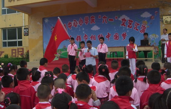 全县中小学积极开展“红领巾相约中国梦”主题队日活动