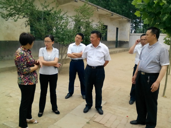 赵县长调研校舍安全工作