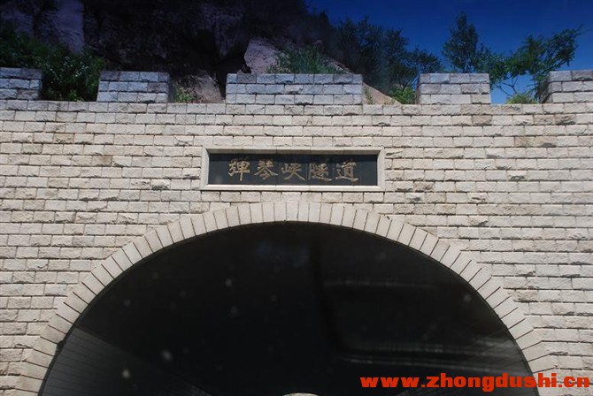 弹琴峡隧道.jpg