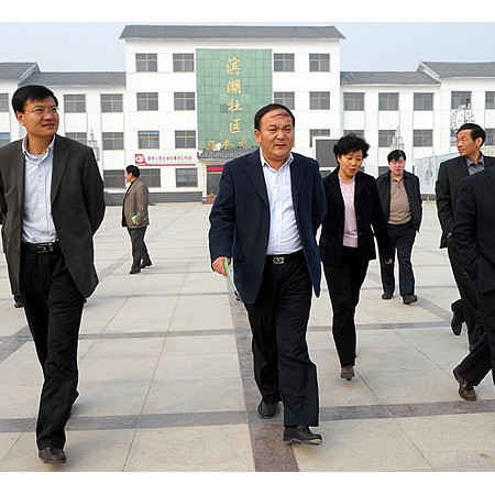 山东省省国土资源厅总规划师刘继宝对汶上县土地综合整治项目进行现场踏勘