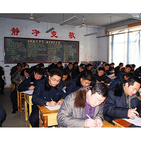 汶上县集中举行2010年度干部普法考试
