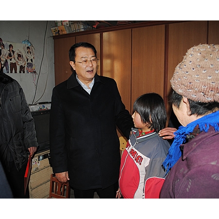 汶上县委书记赵东升县长孙琪走访慰问劳动模范、困难群众、老党员、敬老院老人