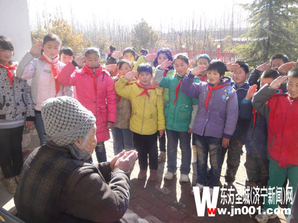 汶上县郭楼镇阳坝小学学生到镇敬老院去探访老八路王瑞斌