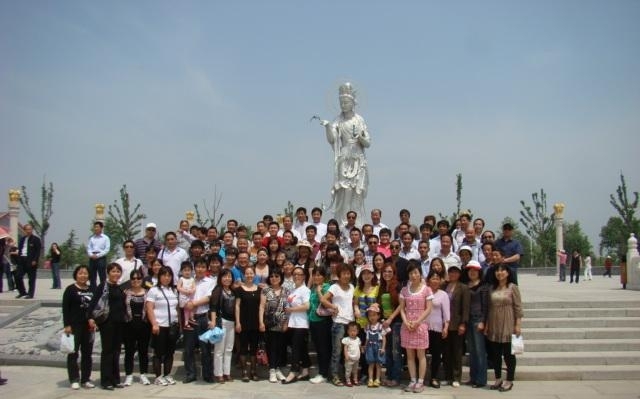 河南中辉久宝旅游社百人旅游团来汶上宝相寺观光朝圣
