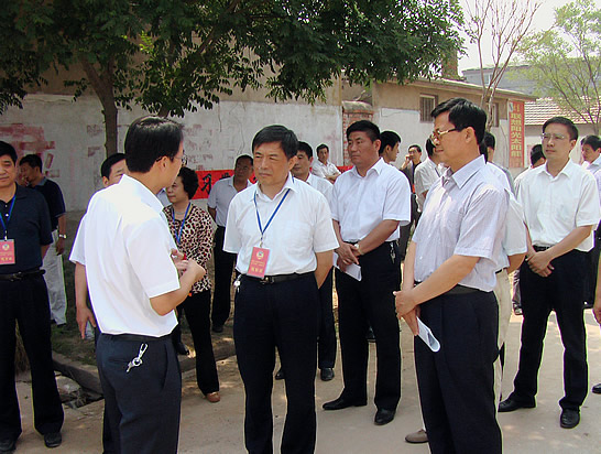 济宁市政协副主席李卫国对汶上县农村环境综合整治情况进行视察