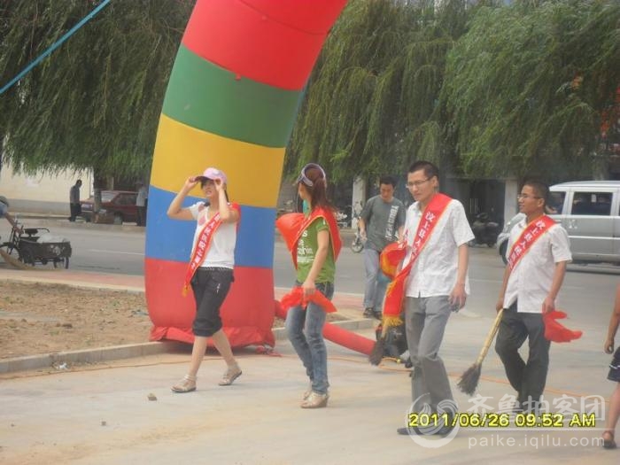 汶上县各部门干部参加“我为创城做贡献”义务劳动