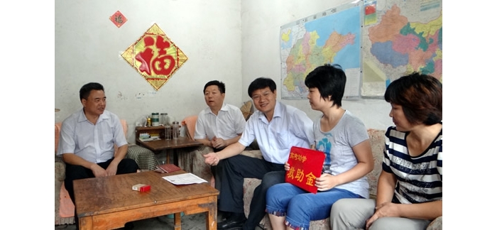 孙琪、李臣兴到苑庄镇、汶上镇慰问汶上县2012年考上大学的困难学子