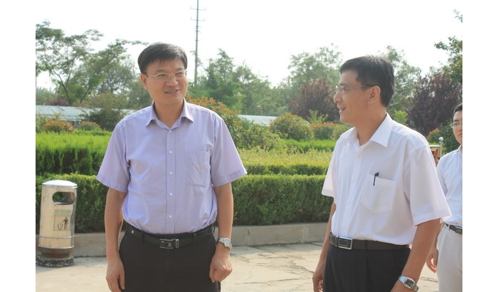 孙琪先后到汶上县第一实验中学和南站一中走访慰问