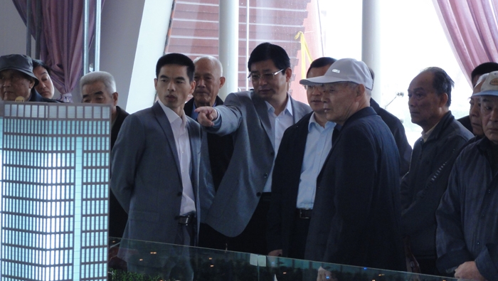 汶上县离退休老干部考察团到万隆国际商城考察