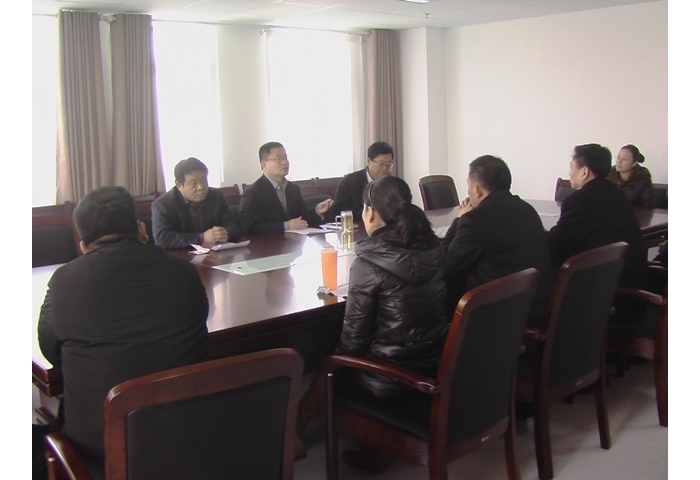 侯典峰欢送县政协主席王金生等住汶济宁市政协委员参加市政协十二届二次会议