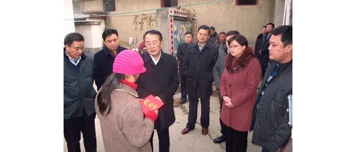 汶上县六大班子领导及县妇联负责同志走访慰问贫困母亲