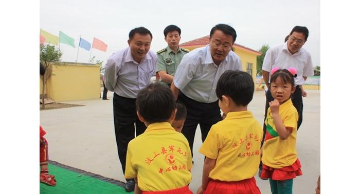 汶上县委书记县人大常委会主任赵东升到杨店镇、军屯乡中心幼儿园慰问