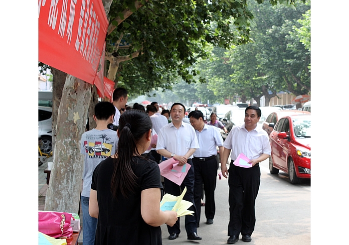 周峰、田利国、寻峻峰检查指导2013汶上县节能宣传周和低碳日宣传活动开展情况