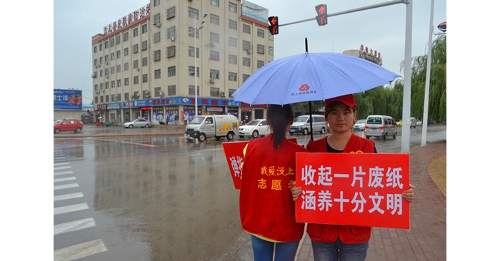 汶上县人社局职工走上街头宣传文明标语