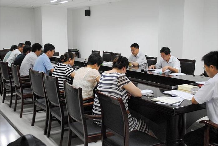 侯典峰到汶上县总工会对群众路线教育实践活动及干部联户情况进行专题调研