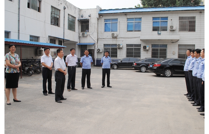 汶上县总工会到交警大队、环卫处开展“送清凉”活动