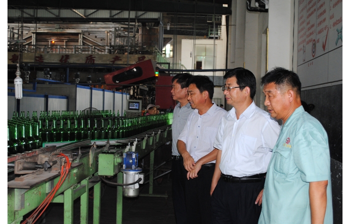 李成勇、李瑞阳、陈波先后到汶上北汇玻璃公司、义桥煤矿慰问