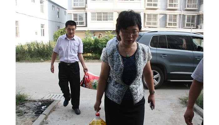 汶上法院院长王灿走访慰问康北村困难群众