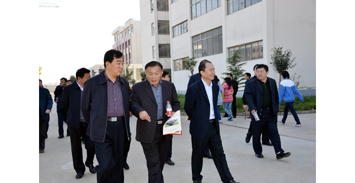 胡新符、杨安娜、崔修连、王允国对汶上县教育设施提升工程实施情况进行视察