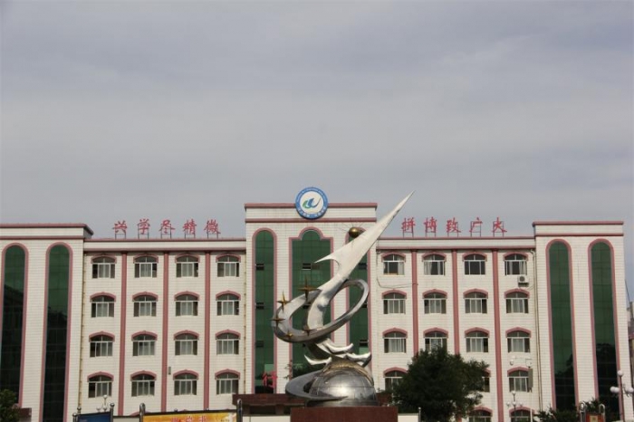 难舍师生情----县一实中2015届毕业生文明离校