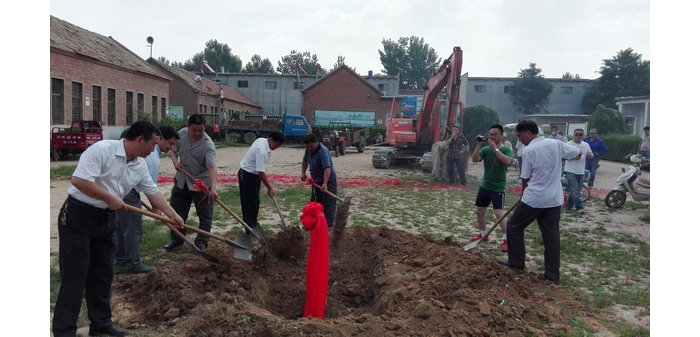 汶上：造价近千万元的两小学校舍建设工程同一天破土动工
