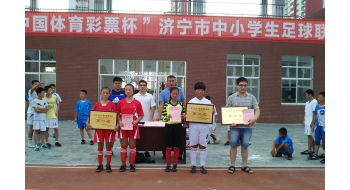 汶上县郭楼镇中心小学获2015年济宁市体育联赛足球冠军