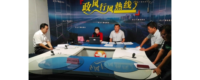 做好教育服务工作 县教育体育局走进“政风行风热线”