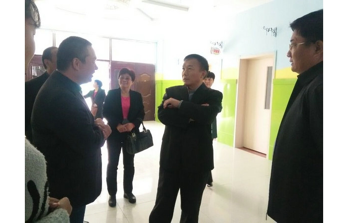 县教体局李成伟局长到苑庄镇第二中心幼儿园慰问