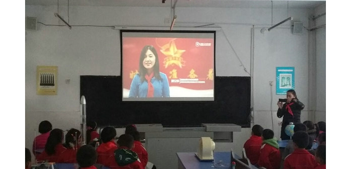 汶上县各中小学少先队组织少先队员观看省第七次少代会宣传片