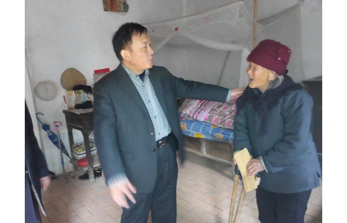 县教体局局长李成伟走访慰问特困户