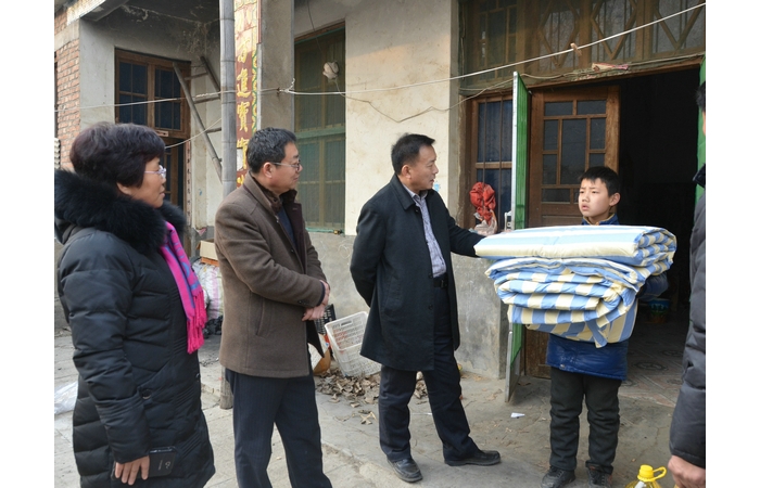 县教体局李成伟局长带队慰问精准扶贫包驻村困难群众