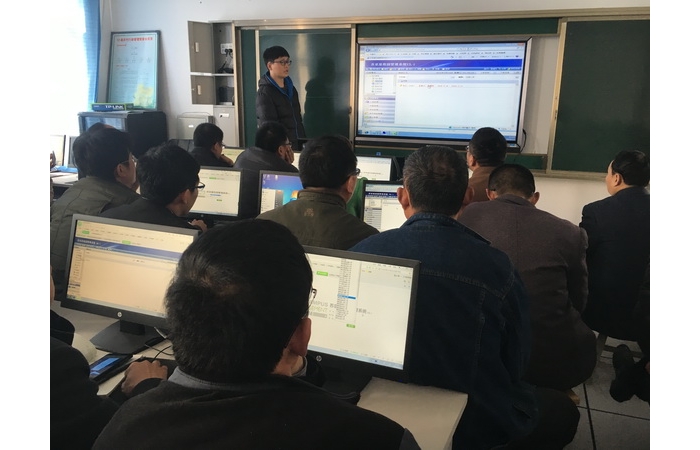 县教体局组织信息技术基本环境建设和使用专题培训