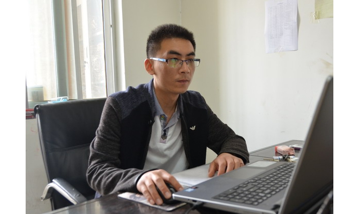 “师德典型在身边”——县教体局学生资助中心科员姬伟生