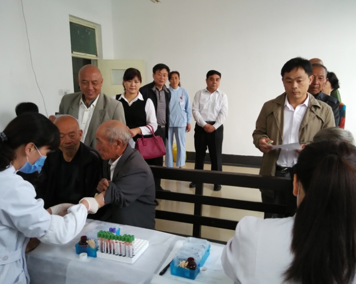 县总工会开展“情暖五月，爱心献劳模”健康查体活动