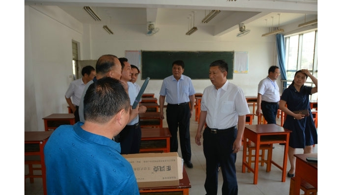 县委副书记、县长李洪文视察2018年高考考前准备工作