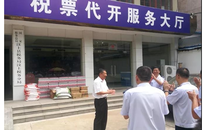 汶上县人民政府 政务要闻 李洪文慰问交通治超工作人员和税务一线工作者