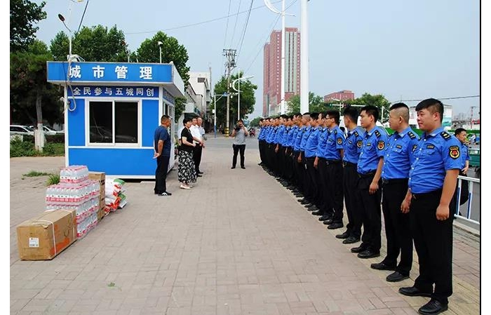 汶上县人民政府 政务要闻 李志红到城管执法点、消防队慰问坚守高温一线的职工