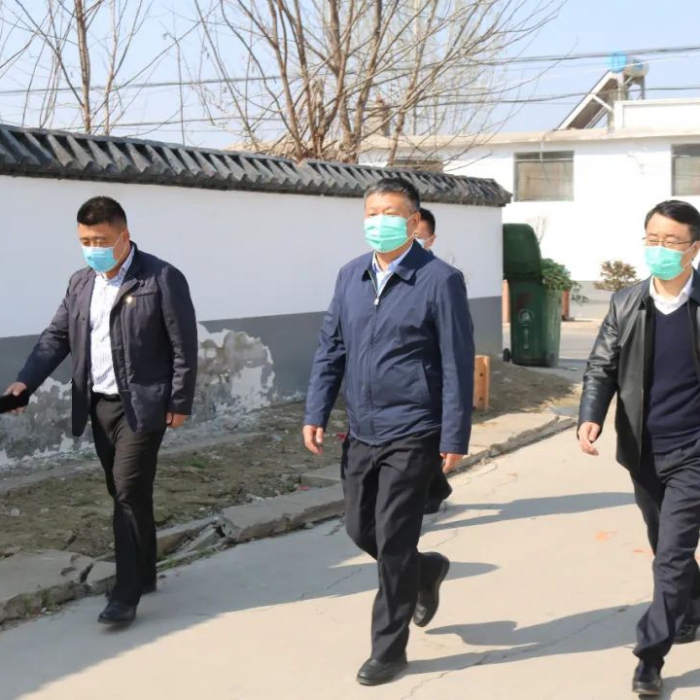 汶上县人民政府 政务要闻 李洪文到南站镇走访贫困户