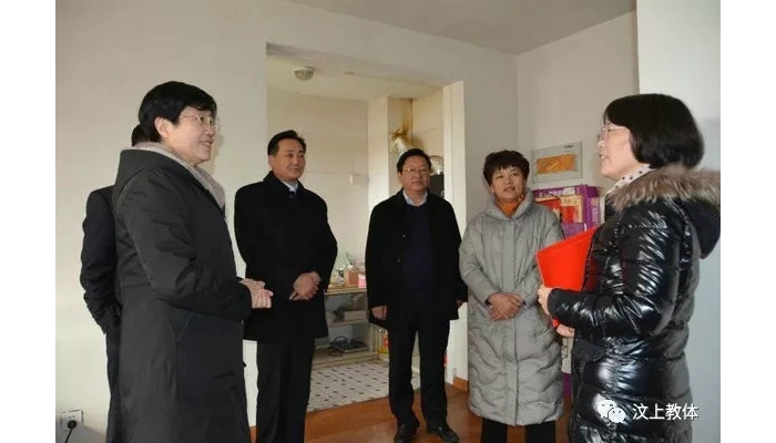 县委书记李志红到困难教师家中慰问