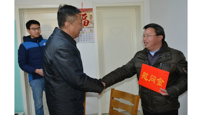 县委副书记、县长李洪文慰问困难教师