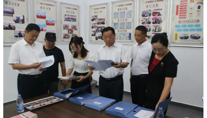 县政协“全民阅读·委员立行”读书促进会走进次邱镇