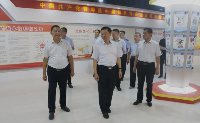 市政府副市长、市公安局局长李海洋一行到次邱镇检查验收“七五”普法工作